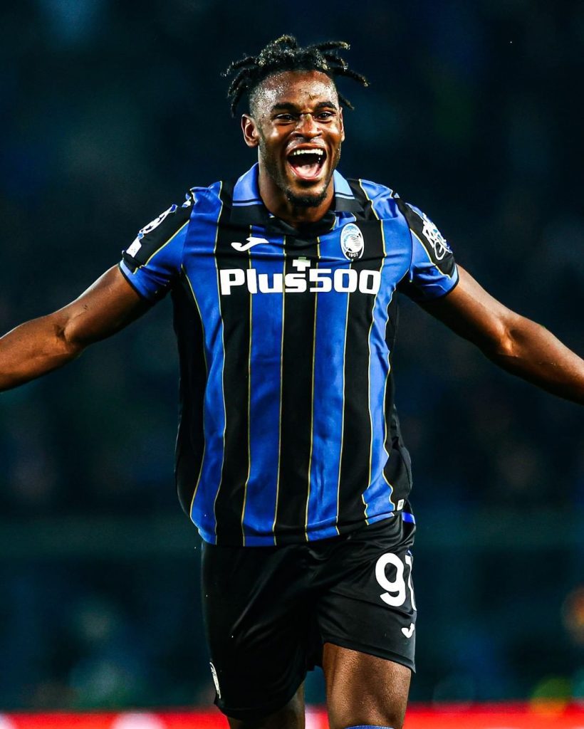 Duván Zapata le marca al Manchester United